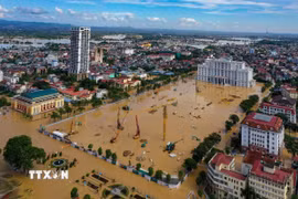 Khu vực trung tâm của tỉnh Thái Nguyên ngập sâu trong nước lũ. (Ảnh: Phạm Tuấn Anh/TTXVN)