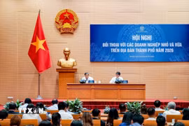 Lãnh đạo thành phố Hà Nội và các sở, ngành trực tiếp giải đáp kiến nghị của doanh nghiệp. (Ảnh: Trung Nguyên/TTXVN)