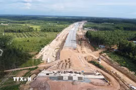 Một đoạn tuyến cao tốc Thành phố Hồ Chí Minh - Thủ Dầu Một - Chơn Thành đang được hình thành, với nền đường, cầu và các hạng mục phụ trợ được triển khai đồng thời. (Ảnh: Đậu Tất Thành/TTXVN)