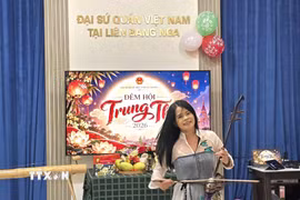 Tiết mục biểu diễn chuyên nghiệp do các giảng viên, nghệ sỹ của Trường Cao đẳng Nghệ thuật Hà Nội thể hiện. (Ảnh: Trần Hải/TTXVN)
