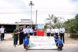 Khánh thành công trình “Chung tay thắp sáng biên giới” trên tuyến đường Tuần tra biên giới tại xã Ninh Điền, tỉnh Tây Ninh. (Ảnh: Giang Phương/TTXVN)