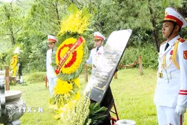 Đoàn đại biểu tỉnh Quảng Trị dâng hương, dâng hoa tưởng nhớ, tri ân Đại tướng Võ Nguyên Giáp tại Khu mộ Đại tướng ở Vũng Chùa - Đảo Yến. (Ảnh: Võ Dung/TTXVN)