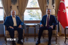 Ngoại trưởng Thổ Nhĩ Kỳ Hakan Fidan (phải) và thủ lĩnh Hamas Khalil al-Hayya tại cuộc gặp ở Istanbul, Thổ Nhĩ Kỳ, ngày 1/11/2025. (Ảnh: Anadolu Agency/TTXVN) 