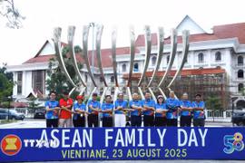 Đại diện Đại sứ quán các nước thành viên ASEAN tại Lào thể hiện sự đoàn kết. (Ảnh: Xuân Tú/TTXVN)