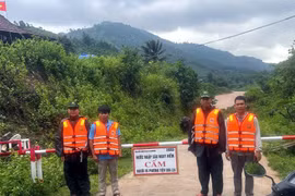 Lực lượng chức năng xã Đakrông chốt chặn tại các khu vực nước ngập sâu, không cho người dân qua lại. Ảnh: TTXVN phát