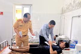 Thăm hỏi, động viên những nạn nhân đang điều trị tại Bệnh viện Đa khoa khu vực Hướng Hoá. (Ảnh: TTXVN phát)