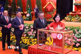 Đại biểu bỏ phiếu bầu Ban Chấp hành Đảng bộ Thành phố Hà Nội khóa XVIII, nhiệm kỳ 2025-2030. (Ảnh: Văn Điệp/TTXVN) 