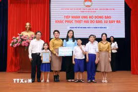 Tiếp nhận ủng hộ từ cán bộ, giáo viên, học sinh Trường Phổ thông đặc biệt Nguyễn Đình Chiểu ủng hộ đồng bào bị thiệt hại bởi bão, lũ. (Ảnh: Xuân Khu/TTXVN) 