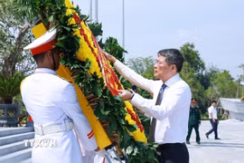 Thủ tướng dâng hương tại Bến tàu không số K15 Hải Phòng