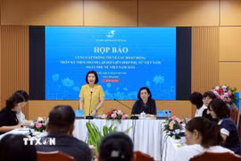 Đại diện Hội Liên hiệp Phụ nữ Việt Nam trả lời câu hỏi của các cơ quan thông tấn, báo chí tại buổi họp báo. (Ảnh: Tuấn Anh/TTXVN)