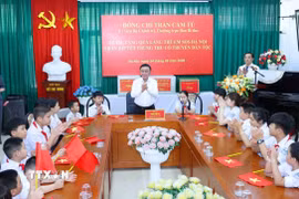 Thường trực Ban Bí thư Trần Cẩm Tú thăm, tặng quà tại Làng trẻ em SOS Hà Nội dịp Tết Trung Thu năm 2026. (Ảnh: Phương Hoa/TTXVN)