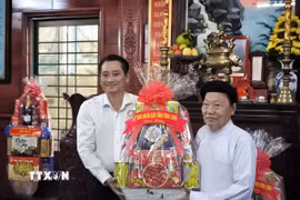 Phó Chủ tịch Ủy ban Nhân dân tỉnh Vĩnh Long Nguyễn Quỳnh Thiện thăm, tặng quà tại Hội thánh Cao đài Ban Chỉnh đạo. (Ảnh: Huỳnh Phúc Hậu/TTXVN)