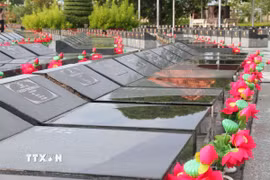 Nghĩa trang liệt sỹ tỉnh Cà Mau (đặt tại xã Hòa Bình) hiện là nơi yên nghỉ của gần 4.000 Anh hùng liệt sỹ, trong đó có gần 200 phần mộ chưa xác định được danh tính. (Ảnh: Chanh Đa/TTXVN)
