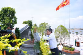 Thủ tướng Lê Minh Hưng dâng hương, dâng hoa tưởng niệm các Anh hùng liệt sỹ tại Bến tàu không số K15 (phường Đồ Sơn, thành phố Hải Phòng). (Ảnh: Dương Giang/TTXVN)