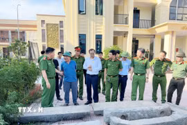 Trao trả hiện vật của vụ án cho chính quyền địa phương. (Ảnh: TTXVN phát)