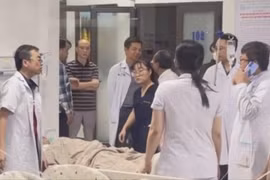 Các bác sỹ Bệnh viện Hữu Nghị Quảng Bình nỗ lực cứu sống 2 nạn nhân bị điện giật nguy kịch.