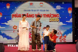 Các em trẻ mồ côi, trẻ khuyết tật và trẻ có hoàn cảnh khó khăn TP Hồ Chí Minh vui Trung thu 2026 với chú Cuội, chị Hằng. (Ảnh: Thanh Vũ/TTXVN)