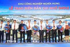Lãnh đạo tỉnh Bắc Ninh và đại diện chủ đầu tư Khu công nghiệp Nghĩa Hưng tặng hoa chúc mừng các đơn vị tham gia ký kết biên bản ghi nhớ. (Ảnh: Đồng Thúy/TTXVN)
