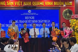 Ban Quản lý Khu kinh tế và Khu công nghiệp tỉnh Khánh Hòa tổ chức công bố, trao quyết định chấp thuận chủ trương đầu tư và giấy chứng nhận đăng ký đầu tư liên quan đến 5 dự án. (Ảnh Đặng Tuấn/TTXVN)