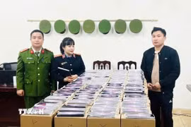 Đối tượng Chu Hữu Kiên Sơn (sinh năm 1992, trú tại phường Đức Xuân, tỉnh Thái Nguyên) cùng tang vật bị thu giữ. (Ảnh: TTXVN phát)