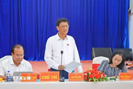 Chủ tịch Hội đồng Dân tộc của Quốc hội Lâm Văn Mẫn đánh giá cao những kết quả mà xã Khánh Lâm đạt được trong việc triển khai các chính sách đặc thù thời gian qua. (Ảnh: Huỳnh Anh/TTXVN)