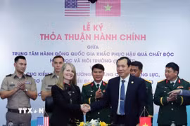 Toàn cảnh lễ ký thỏa thuận hành chính về hợp tác tăng cường năng lực ứng phó các sự cố hóa học, sinh học, phóng xạ và hạt nhân giữa đại diện hai cơ quan NACCET và DTRA. (Ảnh: Trọng Đức/TTXVN)