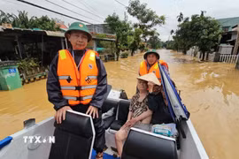 Bộ Chỉ huy Quân sự Đà Nẵng hỗ trợ người dân sau mưa lũ ấm áp tình quân dân