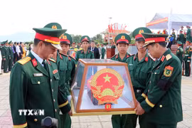 Lãnh đạo Bộ Chỉ huy Quân sự tỉnh Khánh Hòa tiễn các liệt sỹ về nơi an nghỉ tại Nghĩa trang liệt sỹ Ninh Thuận (xã Xuân Hải). (Ảnh: Công Thử/TTXVN)