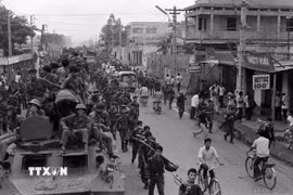 Quân giải phóng tiến vào ngã tư Bảy Hiền (Sài Gòn). Ảnh: Quang Khanh - TTXVN