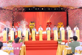 Các đại biểu thực hiện nghi thức bấm nút khởi công công trình nhà ở xã hội tại phường An Xuyên. (Ảnh: Trung Kiên/TTXVN) 