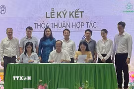 Đại diện chính quyền xã Mỹ Đức, các doanh nghiệp lữ hành và Tổ điều phối du lịch cộng đồng Mường Cốc ký kết biên bản ghi nhớ hợp tác phát triển sản phẩm, dịch vụ du lịch. (Ảnh: Tuyết Mai/TTXVN)