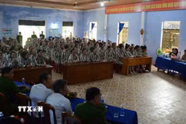 Các phạm nhân sắp chấp hành xong hình phạt tù năm 2025 và các đơn vị hướng nghiệp hỗ trợ việc làm tham gia hội nghị. (Ảnh: Văn Dũng/TTXVN) 