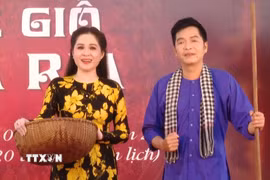 Những chuyến lưu diễn đến vùng sâu, vùng xa phục vụ nhiều đối tượng khán giả luôn được Nhà hát Cải lương Trần Hữu Trang bền bỉ duy trì. (Ảnh: Hữu Duyên/TTXVN)