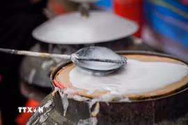 Gạo phải được chọn kỹ, ngâm đủ độ, xay mịn, rồi tráng bằng hơi nước trên nồi vải căng. (Ảnh: Khánh Hòa/TTXVN)
