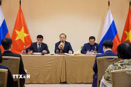 Chủ tịch Liên hiệp các tổ chức người Việt Nam tại Nga Đỗ Xuân Hoàng (giữa) báo cáo tổng kết hoạt động năm 2025. (Ảnh: Tâm Hằng/TTXVN)