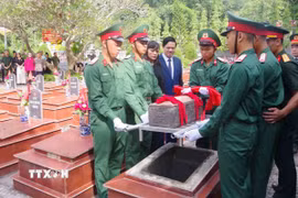 Lễ truy điệu và an táng hài cốt liệt sỹ tại Nghĩa trang xã Yên Châu, tỉnh Sơn La. (Ảnh: TTXVN phát)