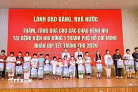 Chủ tịch Quốc hội thăm, tặng quà cho bệnh nhi tại Bệnh viện Nhi Đồng 1 Thành phố Hồ Chí Minh