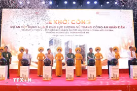 Các đại biểu thực hiện nghi thức khởi công dự án. (Ảnh: Phạm Kiên/TTXVN)