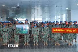Các sỹ quan, quân nhân Đội Công binh số 5 lên đường thực hiện nhiệm vụ gìn giữ hòa bình Liên hợp quốc khu vực Abyei. (Ảnh: Trọng Đức/TTXVN)