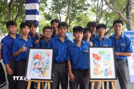 Những tác phẩm trong cuộc thi "Em yêu biển, đảo Việt Nam" được trưng bày tại Triển lãm. (Ảnh: Tường Quân/TTXVN)