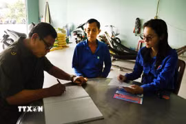 Thành phố Cần Thơ thực hiện phương châm “đi từng ngõ, gõ từng nhà, hướng dẫn từng người,” ưu tiên các nhóm còn hạn chế về kỹ năng số, kết hợp hướng dẫn tại hộ gia đình với các điểm hỗ trợ tập trung ở cơ sở. (Ảnh: Duy Khương/TTXVN)
