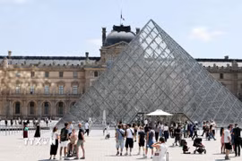Du khách tham quan bảo tàng Louvre tại Paris, Pháp. (Ảnh: THX/TTXVN phát)