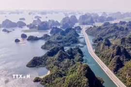 Vịnh Hạ Long với tuyến đường ven biển tỉnh Quảng Ninh. (Ảnh: Hoàng Hiếu/TTXVN) 