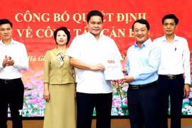 Bí thư Tỉnh ủy Hà Giang Hầu A Lềnh trao quyết định bổ nhiệm lại đồng chí Vàng Seo Cón, Ủy viên Ban Thường vụ Tỉnh ủy, Chủ tịch Ủy ban MTTQ tỉnh giữ chức vụ Chủ tịch Ủy ban Mặt trận Tổ quốc tỉnh Hà Giang. (Ảnh: TTXVN phát)