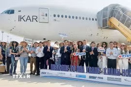 Du khách Nga chụp ảnh lưu niệm sau khi đặt chân đến sân bay quốc tế Cam Ranh. (Ảnh: Tiên Minh/TTXVN)