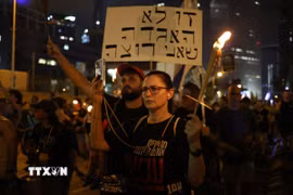 Người dân Israel tuần hành tại Tel Aviv, phản đối quyết định chiếm đóng thành phố Gaza của quân đội Israel. (Ảnh: THX/TTXVN)