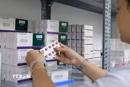 Hà Nội tăng cường quản lý, bình ổn giá thuốc và thiết bị y tế. (Ảnh: Mỹ Hà/TTXVN)