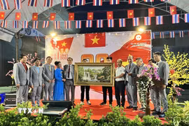 Ủy ban Nhà nước về người Việt Nam ở nước ngoài tặng quà lưu niệm Hội Thái-Việt Bangkok và vùng phụ cận. (Ảnh: Đỗ Sinh/TTXVN