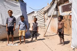Trẻ em tại một trại tị nạn ở ngoại ô thành phố Aden, Yemen. (Ảnh: THX/TTXVN phát)
