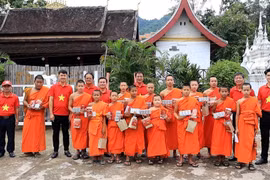 Ban Tổ chức khám bệnh, cấp phát thuốc miễn phí và tặng quà cho các hòa thượng, tăng sinh tại chùa Pa Pha O, thành phố Luang Prabang, Bắc Lào. (Ảnh: Xuân Tú/TTXVN)